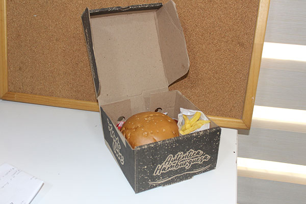 caja de hamburgeusa con papitas